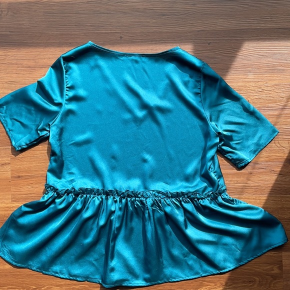 Satin-y peplum top - Picture 2 of 2